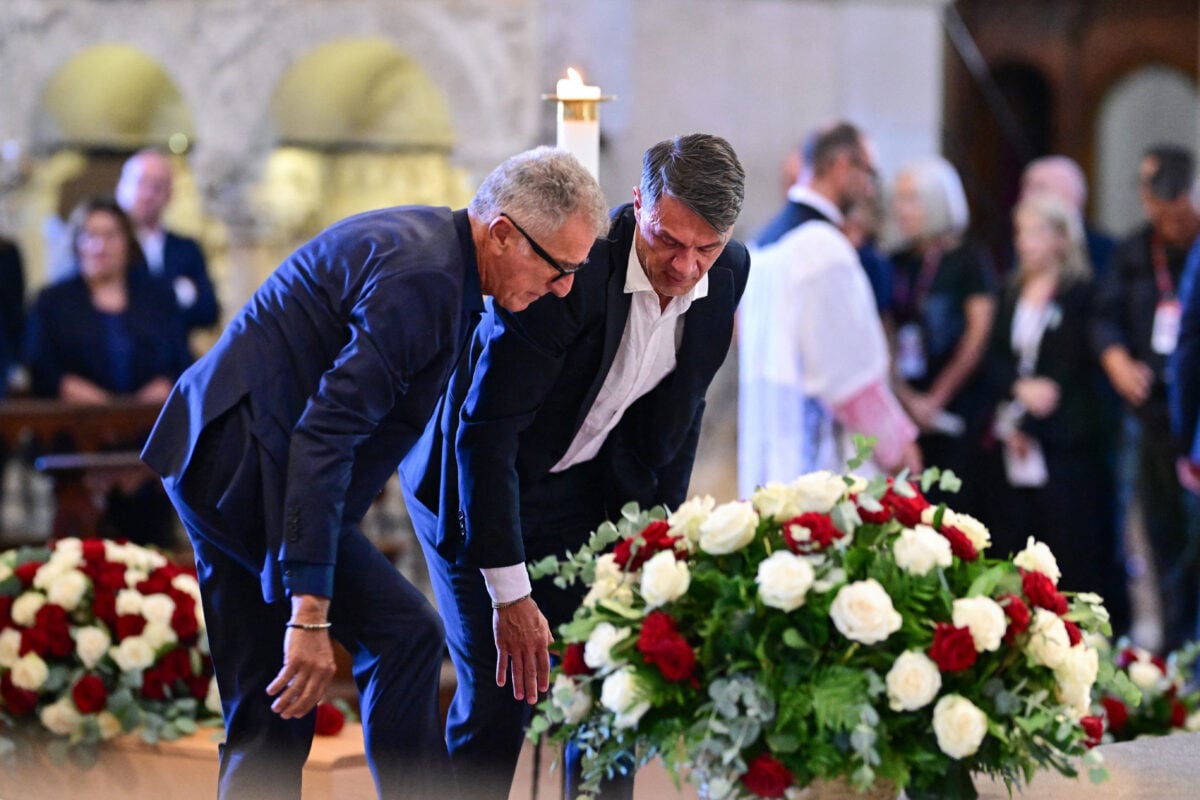 Φράνκο Μπαρέζι: Η Μίλαν και η Ιταλία αποχαιρέτησαν τον αρχηγό – Φαν Μπάστεν και Κοστακούρτα κουβάλησαν το φέρετρό του 19 Φράνκο Μπαρέζι: Η Μίλαν και η Ιταλία αποχαιρέτησαν τον αρχηγό – Φαν Μπάστεν και Κοστακούρτα κουβάλησαν το φέρετρό του