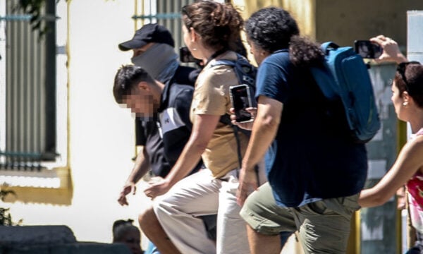 Κυψέλη: Στην Ευελπίδων ο Αφγανός για τη δολοφονία της 38χρονης – Επιμένει πως είναι αθώος και κατηγορεί τον ηλικιωμένο