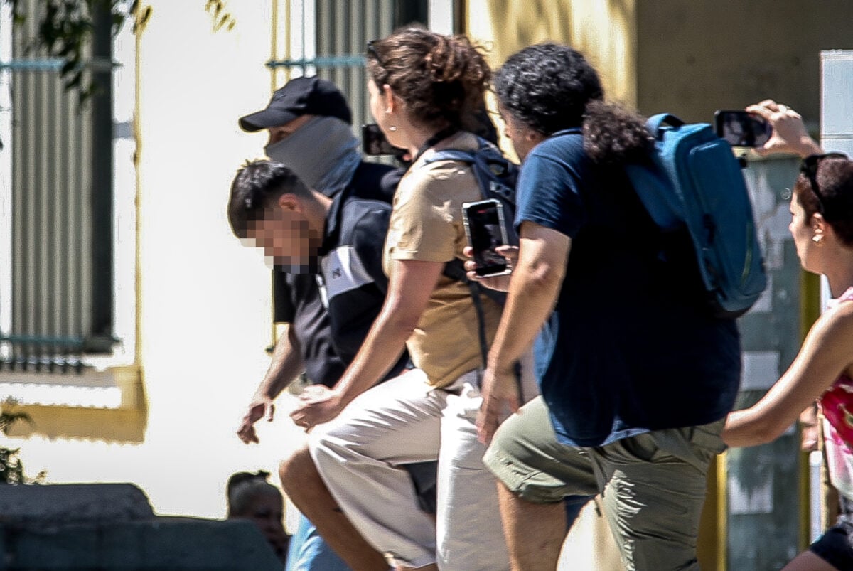 Κυψέλη: Στην Ευελπίδων ο Αφγανός για τη δολοφονία της 38χρονης – Επιμένει πως είναι αθώος και κατηγορεί τον ηλικιωμένο