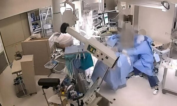 Ιαπωνία: Γιατροί έγιναν ανθρώπινη ασπίδα για ασθενή σε χειρουργείο, την ώρα του σεισμού των 7,1 Ρίχτερ