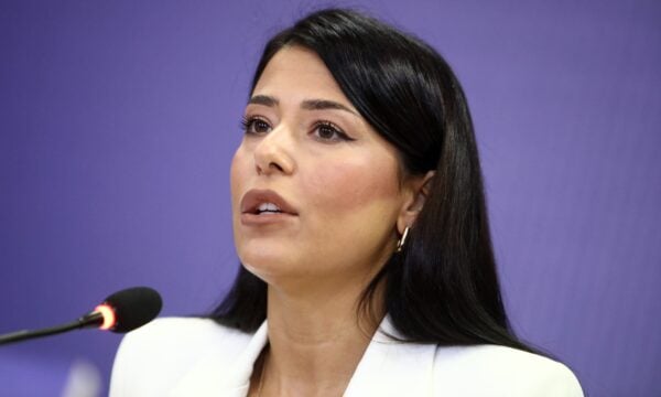 Τήνος: Ρομά επιτέθηκαν φραστικά στην Αφροδίτη Λατινοπούλου στο λιμάνι του νησιού – Βίντεο