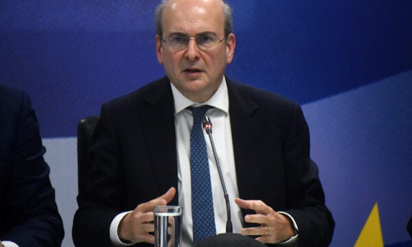 Χατζηδάκης: Στα 5,3 δισ. ευρώ το Κοινωνικό Κλιματικό Ταμείο – Νέο Εξοικονομώ για 62.000 κατοικίες