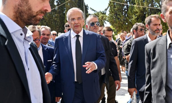Συγκίνηση στο ετήσιο μνημόσυνο της Λένας Σαμαρά – Παρουσία οικογένειας, φίλων και πολιτικών