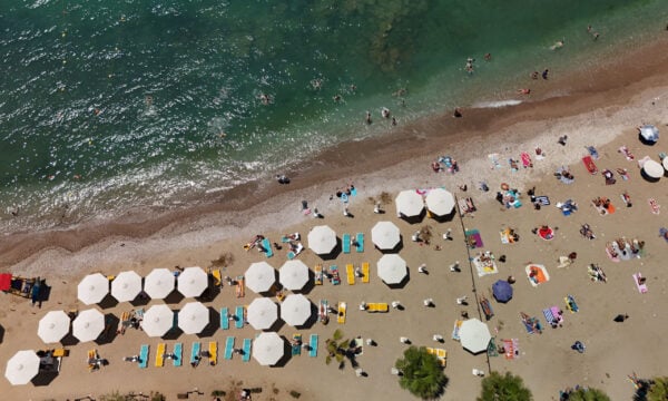 Αυξημένο κόστος στις οργανωμένες παραλίες – Πόσα χρήματα χρειάζεται μία οικογένεια