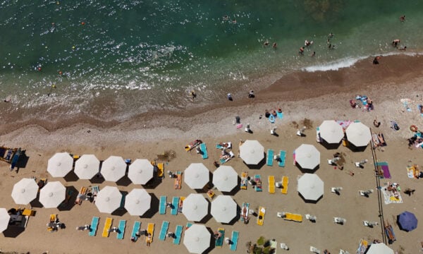Συνεχίζονται οι έλεγχοι στις παραλίες: Αυστηρά πρόστιμα σε επιχειρήσεις σε Ρόδο, Καβάλα, Σκιάθο και Κέρκυρα