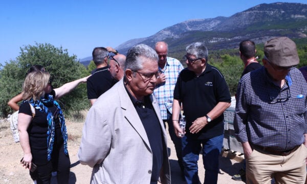 Κουτσούμπας σε πληγείσες από τις φωτιές περιοχές στη Δυτική Αττική: «Η κυβέρνηση γνώριζε τα προβλήματα και έχει τεράστιες ευθύνες»