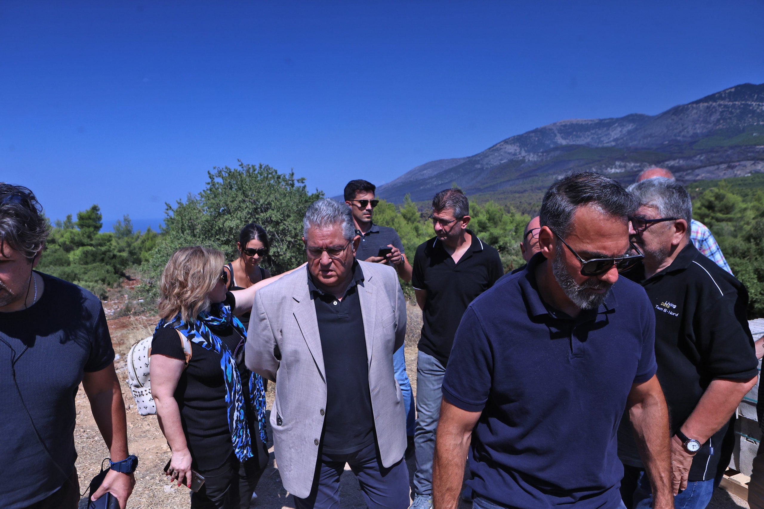 Κουτσούμπας σε πληγείσες από τις φωτιές περιοχές στη Δυτική Αττική: «Η κυβέρνηση γνώριζε τα προβλήματα και έχει τεράστιες ευθύνες» 7 Κουτσούμπας σε πληγείσες από τις φωτιές περιοχές στη Δυτική Αττική: «Η κυβέρνηση γνώριζε τα προβλήματα και έχει τεράστιες ευθύνες»