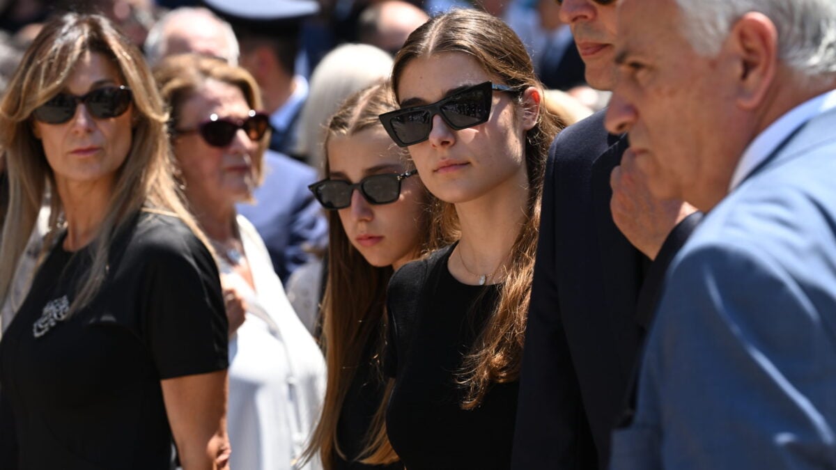 Κηδεία Γιάννη Βαρβιτσιώτη: Οι εγγονές του τον αποχαιρετούν – «Παππού μας λείπεις πολύ, σε ευχαριστούμε για την αγάπη και το παράδειγμά σου» 6 Κηδεία Γιάννη Βαρβιτσιώτη: Οι εγγονές του τον αποχαιρετούν – «Παππού μας λείπεις πολύ, σε ευχαριστούμε για την αγάπη και το παράδειγμά σου»