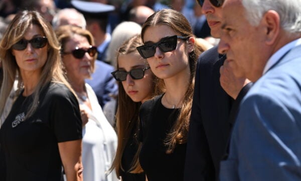 Κηδεία Γιάννη Βαρβιτσιώτη: Οι εγγονές του τον αποχαιρετούν – «Παππού μας λείπεις πολύ, σε ευχαριστούμε για την αγάπη και το παράδειγμά σου»