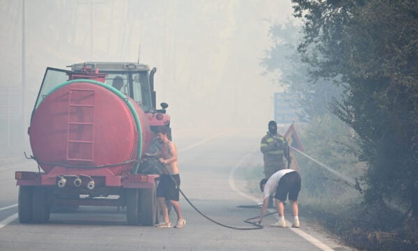 Φωτιά στη Χαλκιδική: Επίθεση δέχθηκε το συνεργείο του Mega – «Μας έφτυσαν, μας χτύπησαν και μας έδιωξαν κλωτσηδόν»