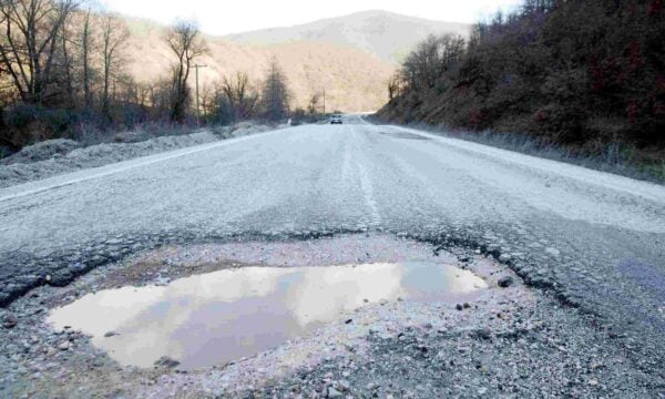 Η χώρα που επισκευάζει λακκούβες μέσα σε λίγα λεπτά χωρίς να κλείνει τους δρόμους (Vid)