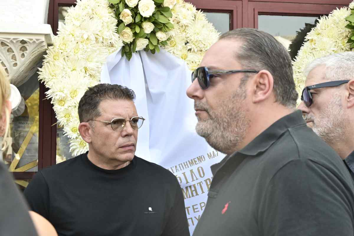 Κηδεία Κόκοτα: Ο καλλιτεχνικός κόσμος τον αποχαιρετά – Ποιοι έδωσαν το παρών στο τελευταίο αντίο (Φωτογραφίες) 15 Κηδεία Κόκοτα: Ο καλλιτεχνικός κόσμος τον αποχαιρετά – Ποιοι έδωσαν το «παρών» στο τελευταίο «αντίο» (Φωτογραφίες)