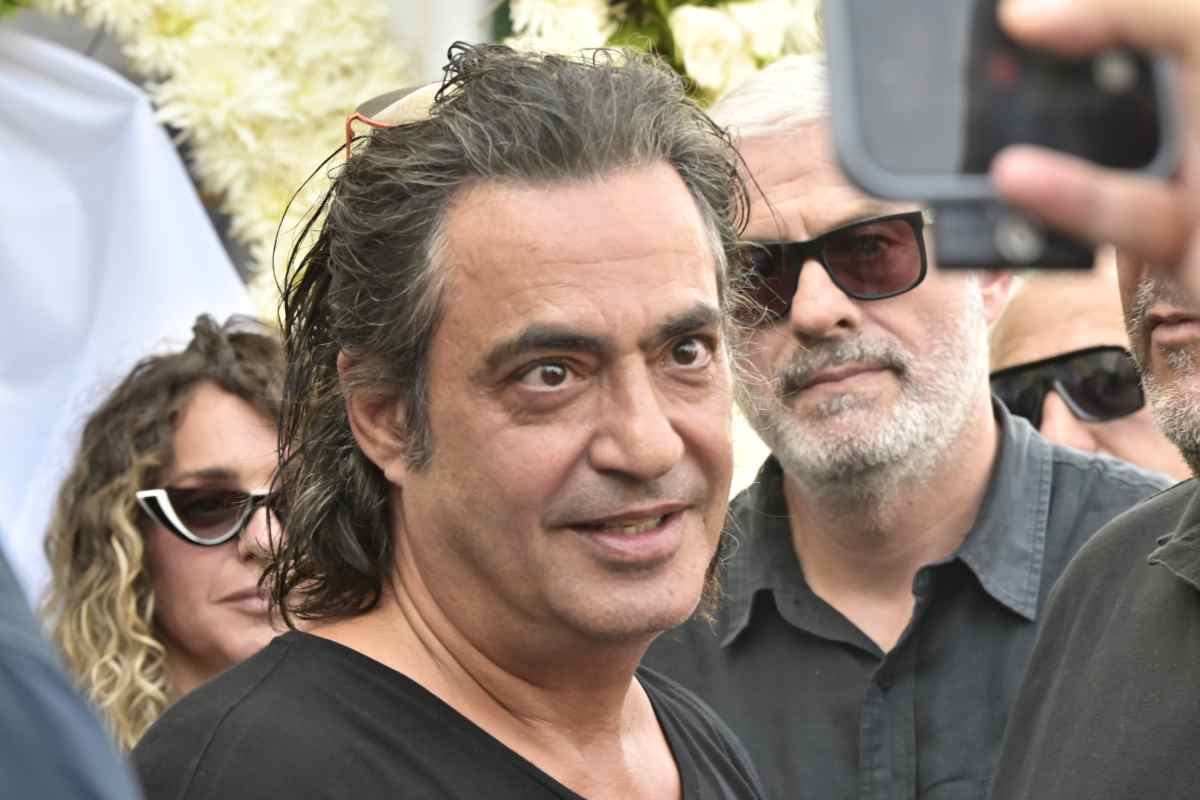 Κηδεία Κόκοτα: Ο καλλιτεχνικός κόσμος τον αποχαιρετά – Ποιοι έδωσαν το παρών στο τελευταίο αντίο (Φωτογραφίες) 16 Κηδεία Κόκοτα: Ο καλλιτεχνικός κόσμος τον αποχαιρετά – Ποιοι έδωσαν το «παρών» στο τελευταίο «αντίο» (Φωτογραφίες)