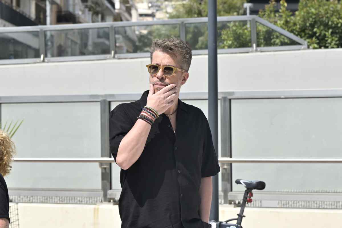 Κηδεία Κόκοτα: Ο καλλιτεχνικός κόσμος τον αποχαιρετά – Ποιοι έδωσαν το παρών στο τελευταίο αντίο (Φωτογραφίες) 17 Κηδεία Κόκοτα: Ο καλλιτεχνικός κόσμος τον αποχαιρετά – Ποιοι έδωσαν το «παρών» στο τελευταίο «αντίο» (Φωτογραφίες)