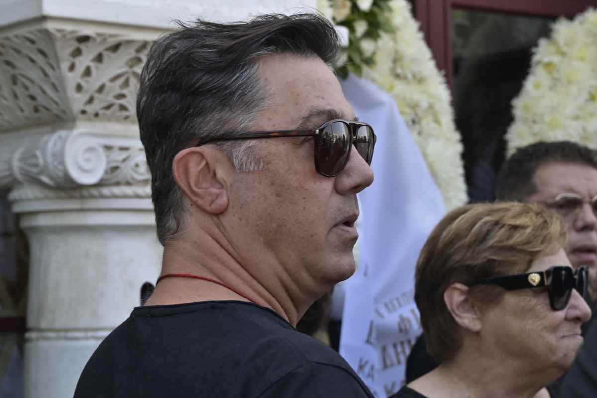 Κηδεία Κόκοτα: Ο καλλιτεχνικός κόσμος τον αποχαιρετά – Ποιοι έδωσαν το παρών στο τελευταίο αντίο (Φωτογραφίες) 18 Κηδεία Κόκοτα: Ο καλλιτεχνικός κόσμος τον αποχαιρετά – Ποιοι έδωσαν το «παρών» στο τελευταίο «αντίο» (Φωτογραφίες)