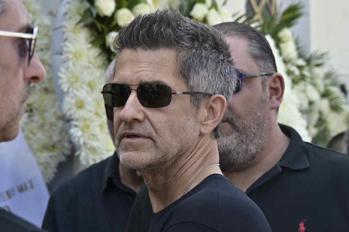 Κηδεία Κόκοτα: Ο καλλιτεχνικός κόσμος τον αποχαιρετά – Ποιοι έδωσαν το παρών στο τελευταίο αντίο (Φωτογραφίες) 19 Κηδεία Κόκοτα: Ο καλλιτεχνικός κόσμος τον αποχαιρετά – Ποιοι έδωσαν το «παρών» στο τελευταίο «αντίο» (Φωτογραφίες)