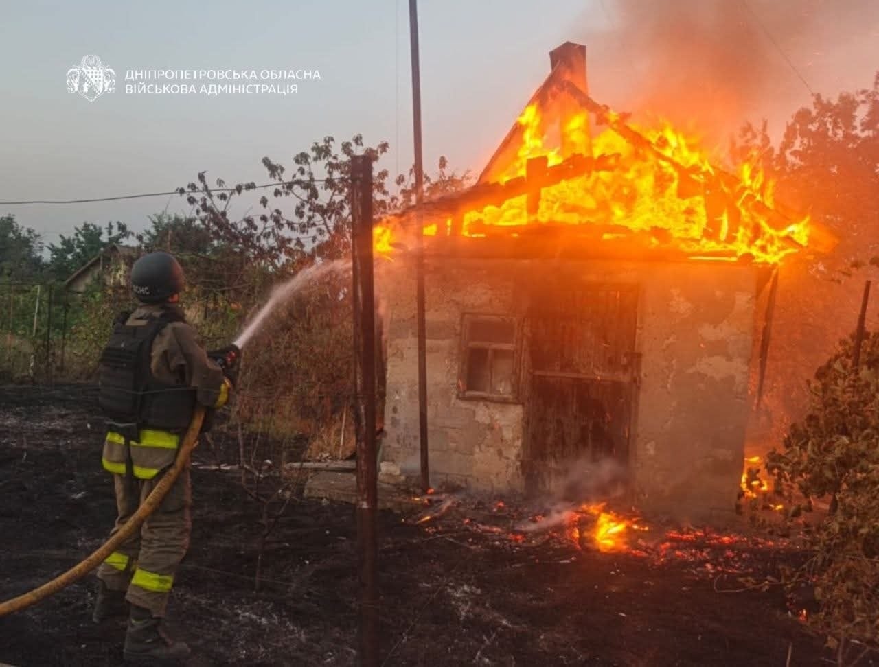 Ρωσία σφυροκοπά την Ουκρανία: Οκτώ νεκροί, 66 τραυματίες στη Ζαπορίζια 8 Πυροσβέστης επιχειρεί να κατασβέσει κατοικία που τυλίχθηκε στις φλόγες μετά από ρωσική επίθεση στη Δνιπροπετρόφσκ. (Πηγή: Στρατιωτική Διοίκηση Περιφέρειας Δνιπροπετρόφσκ)