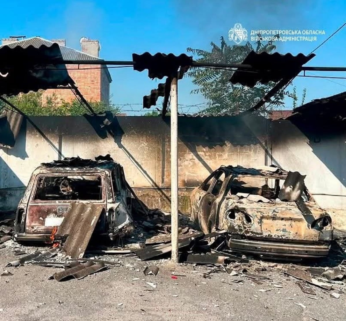 Ρωσία σφυροκοπά την Ουκρανία: Οκτώ νεκροί, 66 τραυματίες στη Ζαπορίζια 9 Καμένα οχήματα και εκτεταμένες ζημιές σε κατοικίες μετά από ρωσικό βομβαρδισμό στη Ντνιπροπετρόφσκ. (Πηγή: Στρατιωτική Διοίκηση Περιφέρειας Ντνιπροπετρόφσκ)