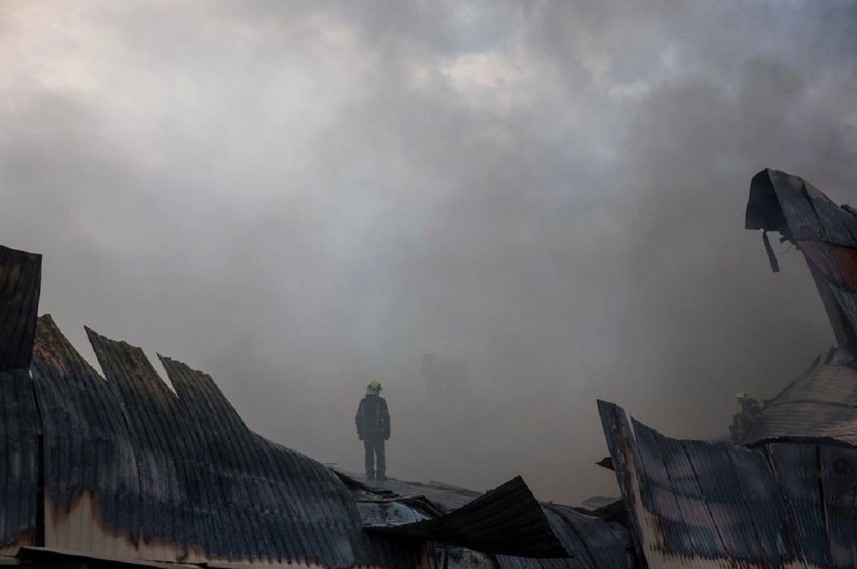 Κίεβο: Τουλάχιστον 17 νεκροί από τη ρωσική επίθεση 12 Πυροσβέστης σε αποθήκη τροφίμων στην περιφέρεια του Κιέβου, η οποία επλήγη από τη νυχτερινή ρωσική επίθεση. Φωτογραφία: Reuters