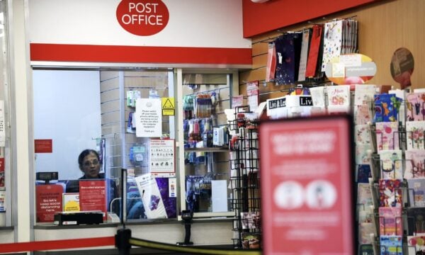 Βρετανία: Ταχυδρομείο απαγόρευσε την είσοδο σε γυναίκα λόγω εμφάνισης – Όχι εξώπλατα