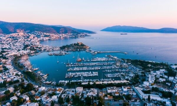 Πιέσεις στις τιμές σε Τουρκία και Κύπρο: Αντέχουν τα ελληνικά νησιά