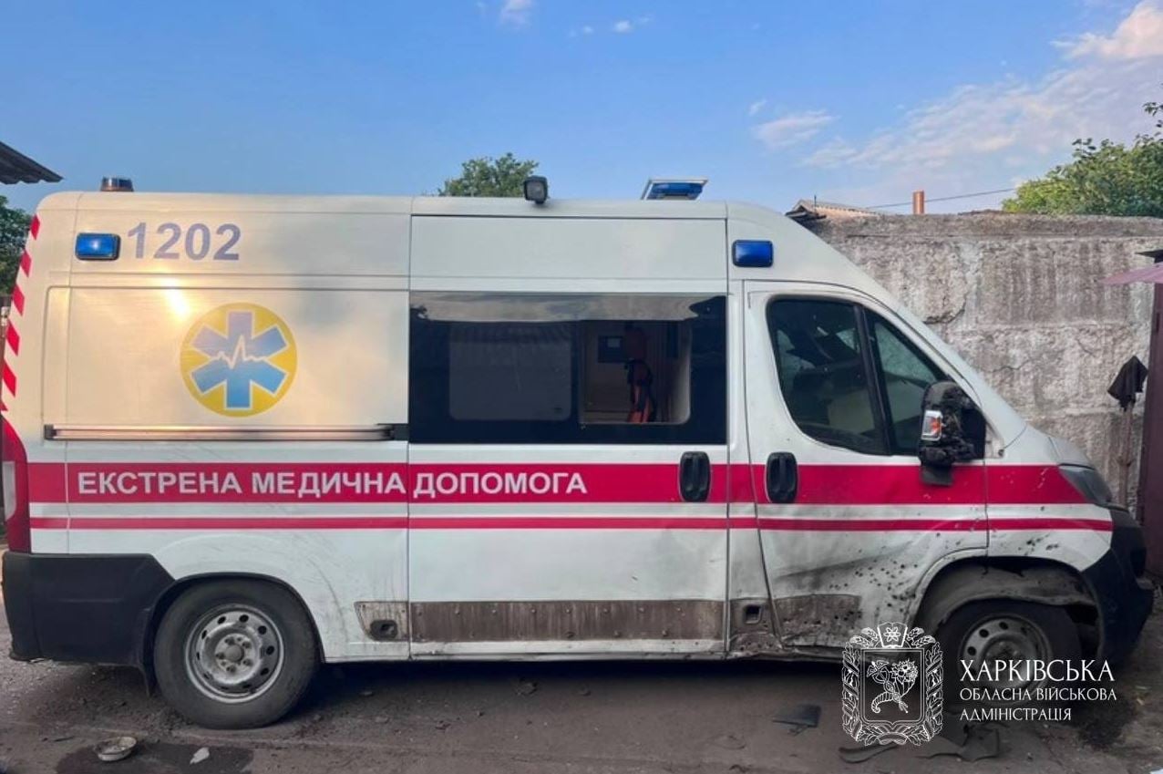 Μακελειό από ρωσικά πλήγματα στην Ουκρανία: Τουλάχιστον 12 νεκροί και 82 τραυματίες, σκοτώθηκαν 3χρονο αγοράκι και οι παππούδες του 15 Ασθενοφόρο που υπέστη ζημιές από τη ρωσική επίθεση στην περιφέρεια του Χαρκόβου. Φωτογραφία: Περιφερειακή Στρατιωτική Διοίκηση Χαρκόβου