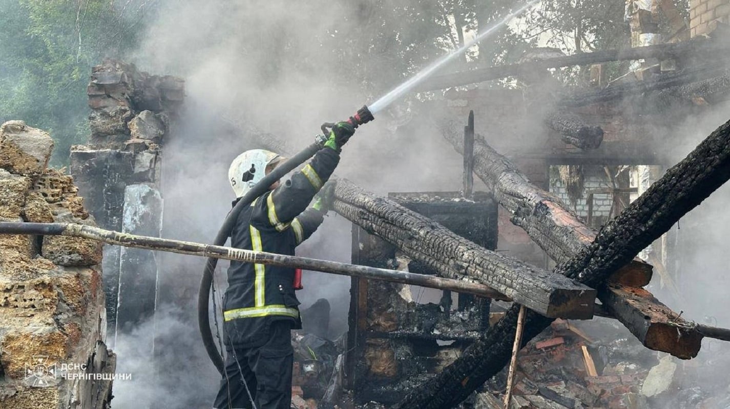 Ρωσικά πλήγματα στην Ουκρανία: 4 νεκροί και 95 τραυματίες, ανάμεσα στα θύματα μητέρα και η 4χρονη κόρη της 9 Πυροσβέστης επιχειρεί στην κατάσβεση φωτιάς σε κτίριο που καταστράφηκε έπειτα από ρωσική επίθεση στην περιφέρεια Τσερνίχιβ της Ουκρανίας. Φωτογραφία: Κρατική Υπηρεσία Εκτάκτων Αναγκών της Ουκρανίας / Telegram