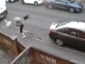 Κοράκι επιτέθηκε σε γυναίκα πριν μπει στο αυτοκίνητό της – Σκόνταψε και χτύπησε το κεφάλι της