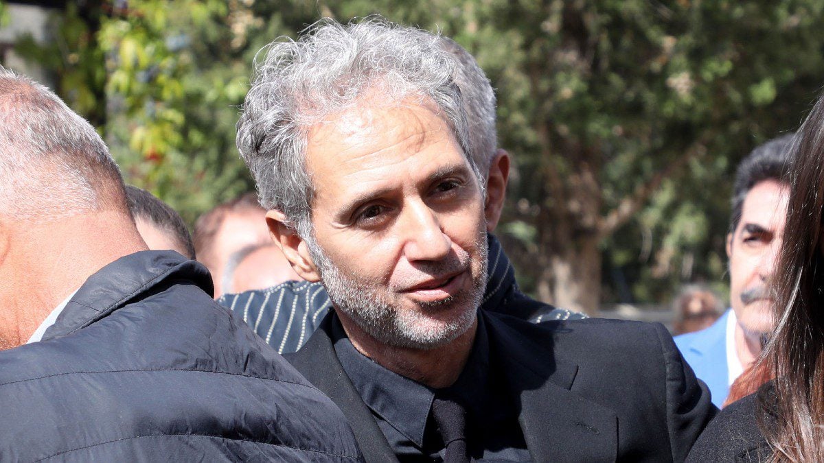 Δημήτρης Κόκοτας: Η σύνδεση με τον πατέρα του Γιάννη Ντσούνου – Η αποκάλυψη στον ΣΚΑΪ 7 Δημήτρης Κόκοτας: Νέος γύρος αγωνίας για τον τραγουδιστή – Στη ΜΕΘ χωρίς ουσιαστική βελτίωση