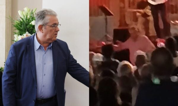 Δημήτρης Κουτσούμπας: Ύστατος φόρος τιμής στον Λάκη Χαλκιά – Σηκώθηκε και χόρεψε στη συγκέντρωση του ΚΚΕ