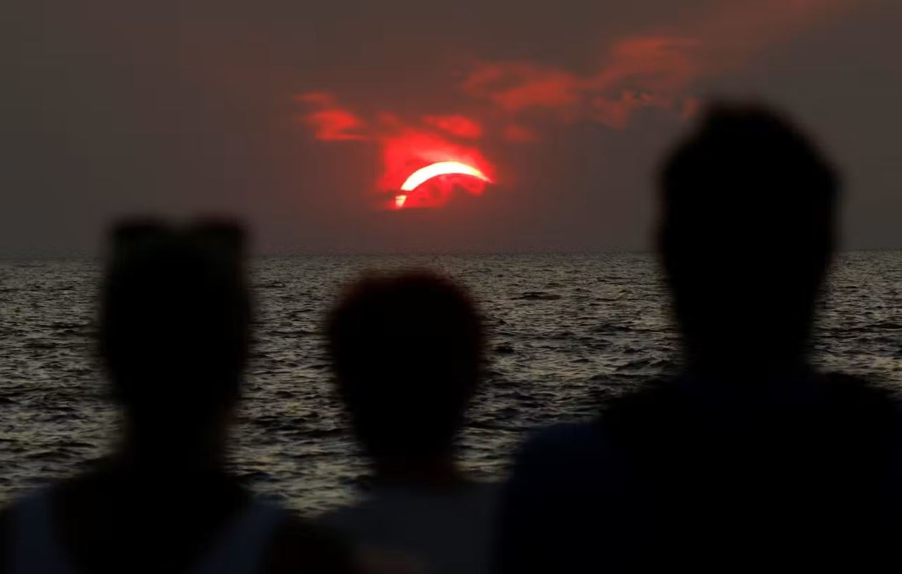 Ολική έκλειψη Ηλίου σε Ευρώπη και Αρκτική – ΦΩΤΟ και ΒΙΝΤΕΟ 14 Κόσμος παρακολουθεί την έκλειψη Ηλίου από το Πιράν της Σλοβενίας. Φωτογραφία: Reuters / Borut Zivulovic