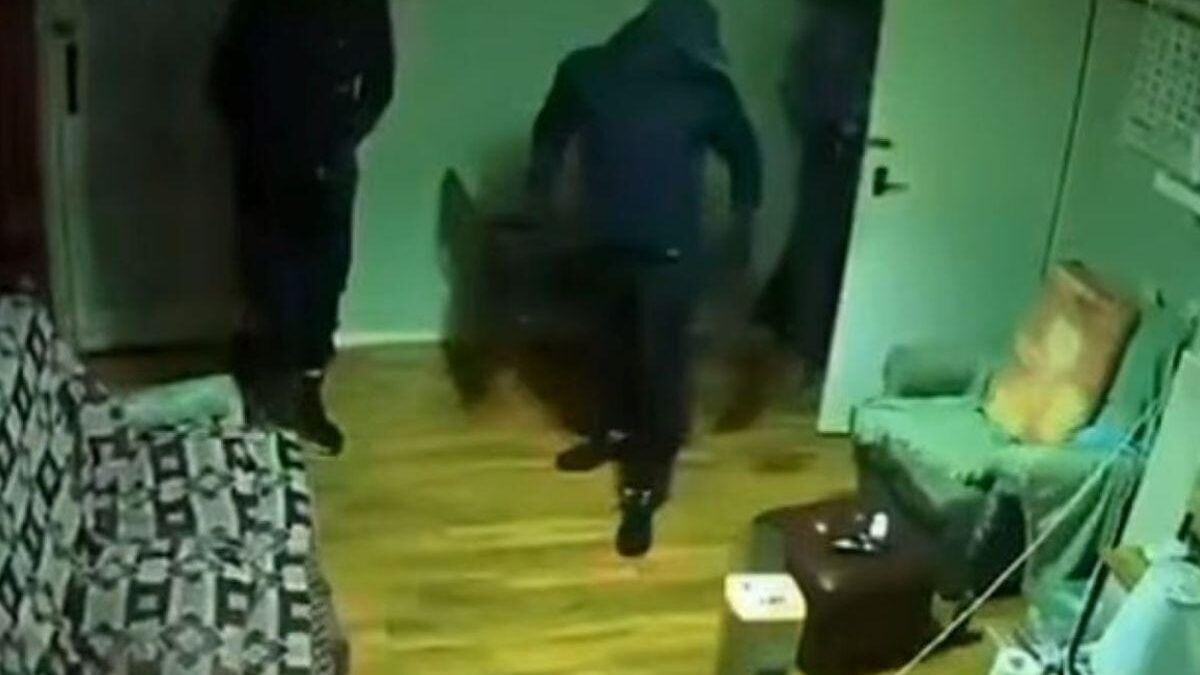 ΒΙΝΤΕΟ: Κουκουλοφόροι ληστές μπουκάρουν σε σπίτι 83χρονης – Η στιγμή της ληστείας 3 ΒΙΝΤΕΟ: Κουκουλοφόροι ληστές μπουκάρουν σε σπίτι 83χρονης – Η στιγμή της ληστείας