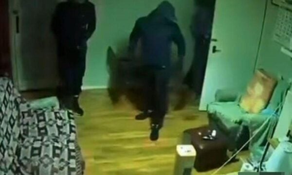 ΒΙΝΤΕΟ: Κουκουλοφόροι ληστές μπουκάρουν σε σπίτι 83χρονης – Η στιγμή της ληστείας