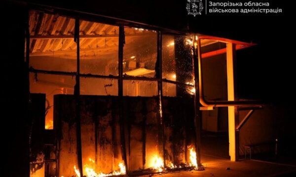 Ρωσία: Νέο κύμα βομβαρδισμών στην Ουκρανία – Εμπορικό κέντρο στη Ζαπορίζια έγινε στάχτη, 2 νεκροί στη Χερσώνα και ζημιές στην Οδησσό