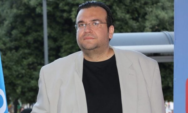 «Πήγε να με μαχαιρώσει φωνάζοντας “είμαι μουσουλμάνος, θα σε σκοτώσω”» – O Φίλιππος Καμπούρης καταγγέλλει απόπειρα δολοφονίας εναντίον του
