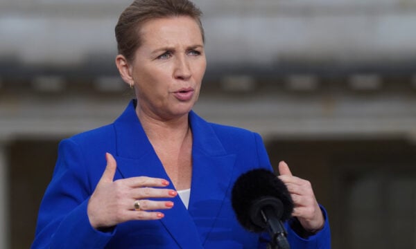 Μέτε Φρεντέρικσεν: Πλαστικός τής πρότεινε να «φτιάξει» τη μύτη της – Η απάντηση της Δανής πρωθυπουργού