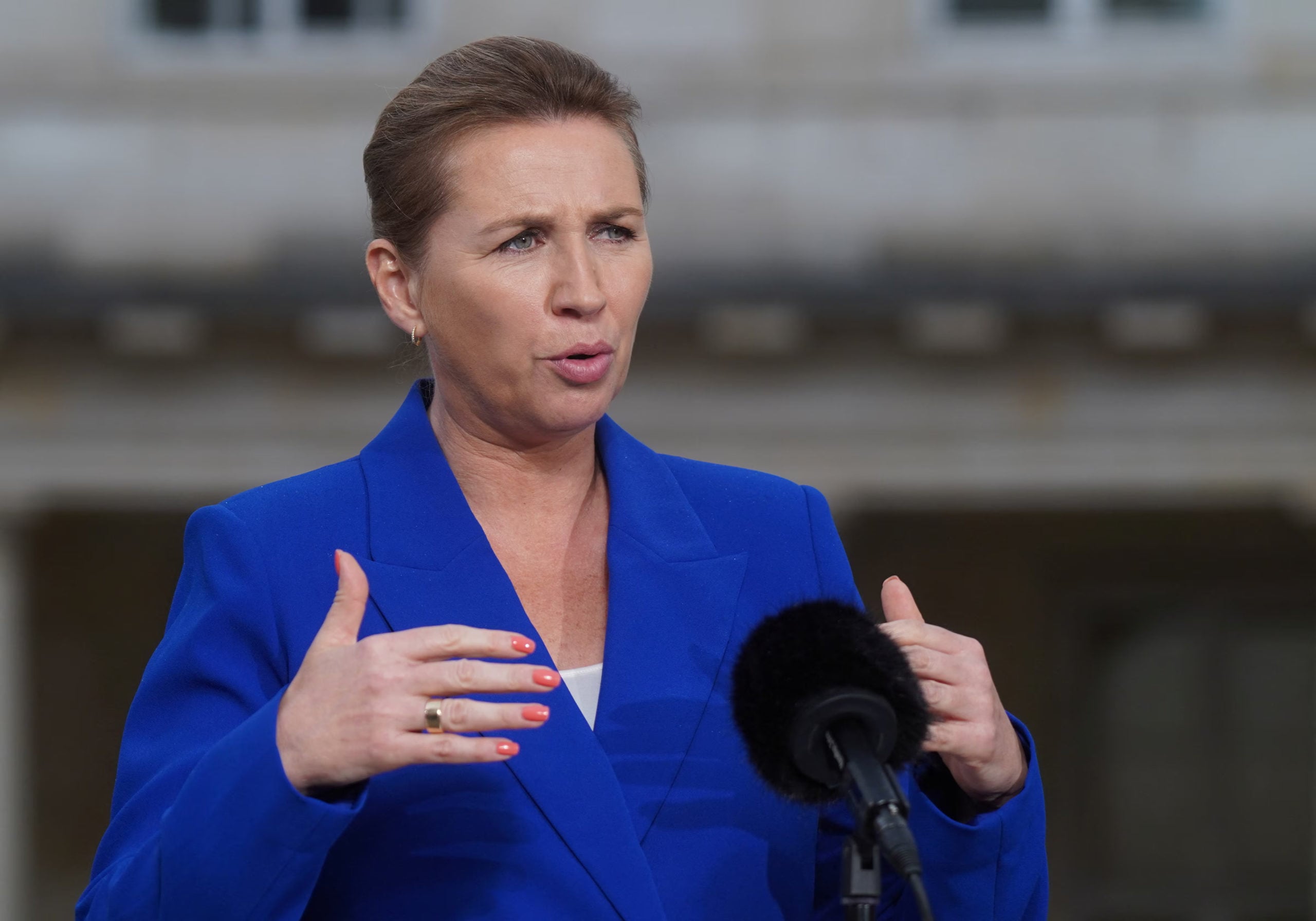 Μέτε Φρεντέρικσεν: Πλαστικός τής πρότεινε να «φτιάξει» τη μύτη της – Η απάντηση της Δανής πρωθυπουργού