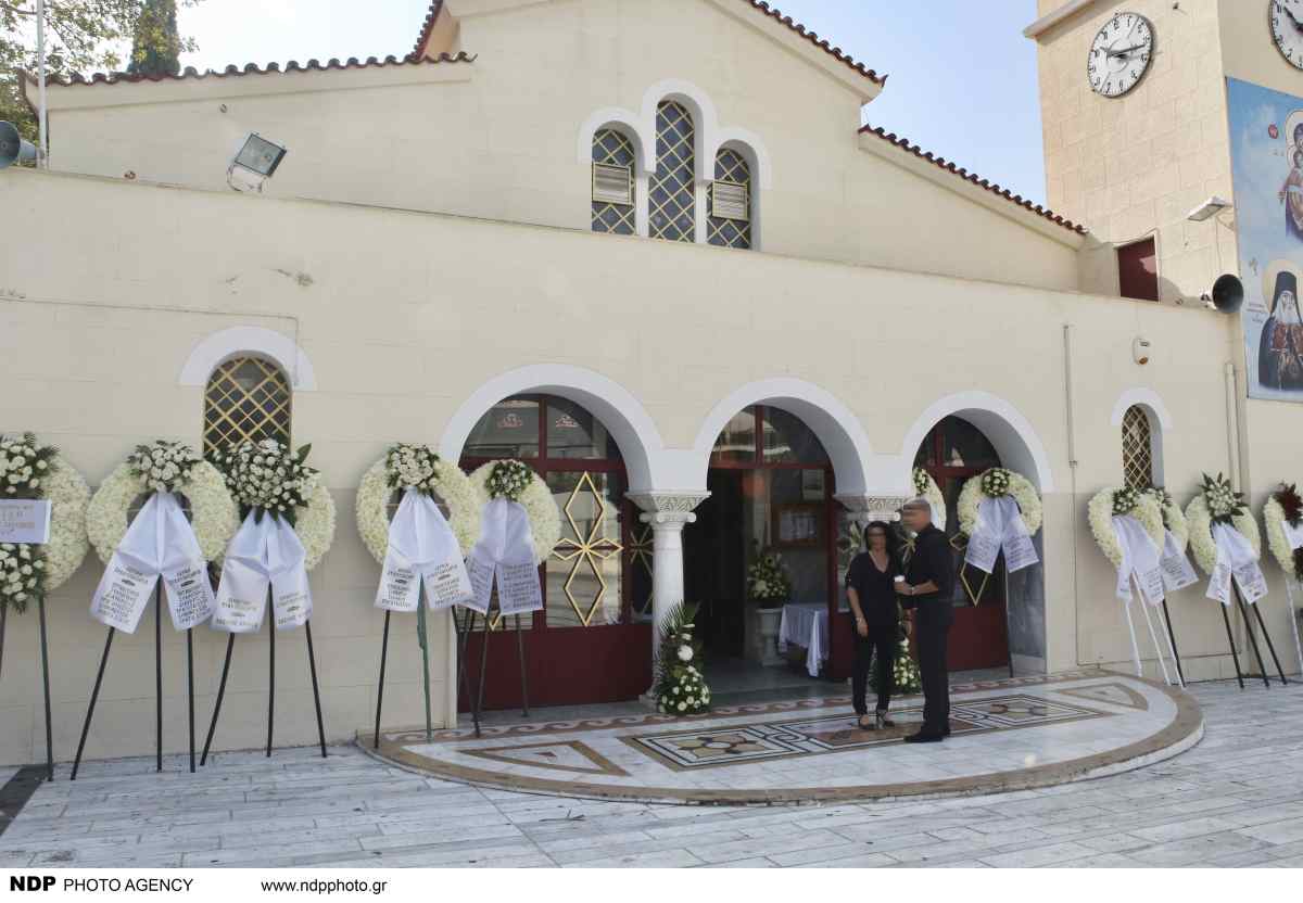 Κηδεία Δημήτρη Κόκοτα: Πρώτες εικόνες, γέμισε στεφάνια η εκκλησία στην Αγία Βαρβάρα 12 Κηδεία Κόκοτα