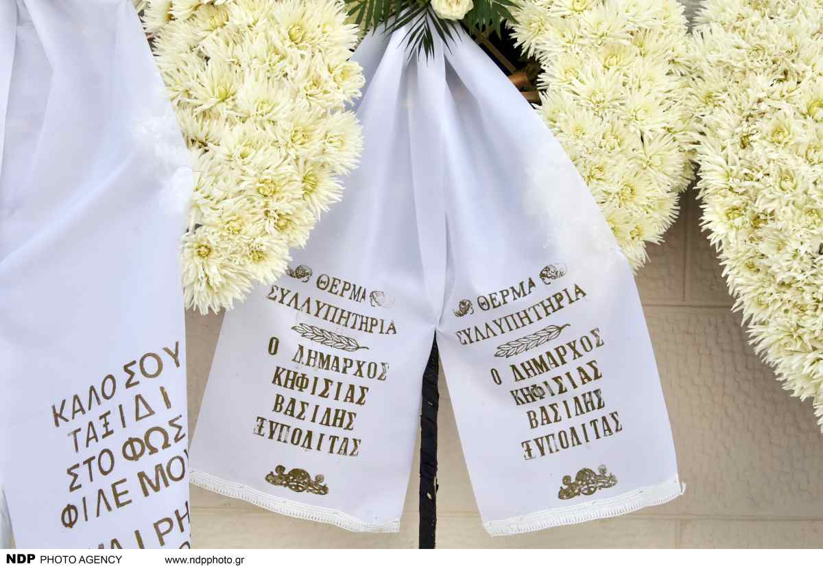 Κηδεία Δημήτρη Κόκοτα: Πρώτες εικόνες, γέμισε στεφάνια η εκκλησία στην Αγία Βαρβάρα 15 Κηδεία Κόκοτα