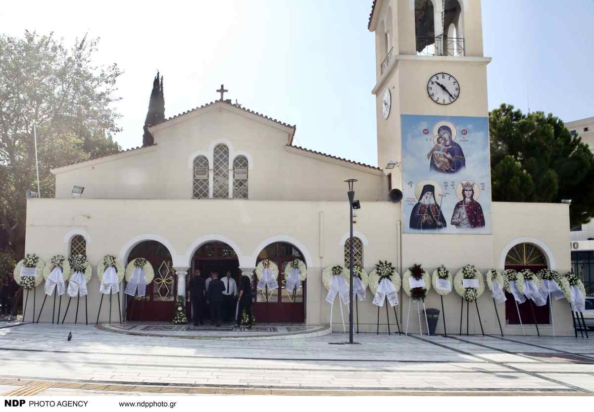 Κηδεία Δημήτρη Κόκοτα: Πρώτες εικόνες, γέμισε στεφάνια η εκκλησία στην Αγία Βαρβάρα 17 Κηδεία Κόκοτα
