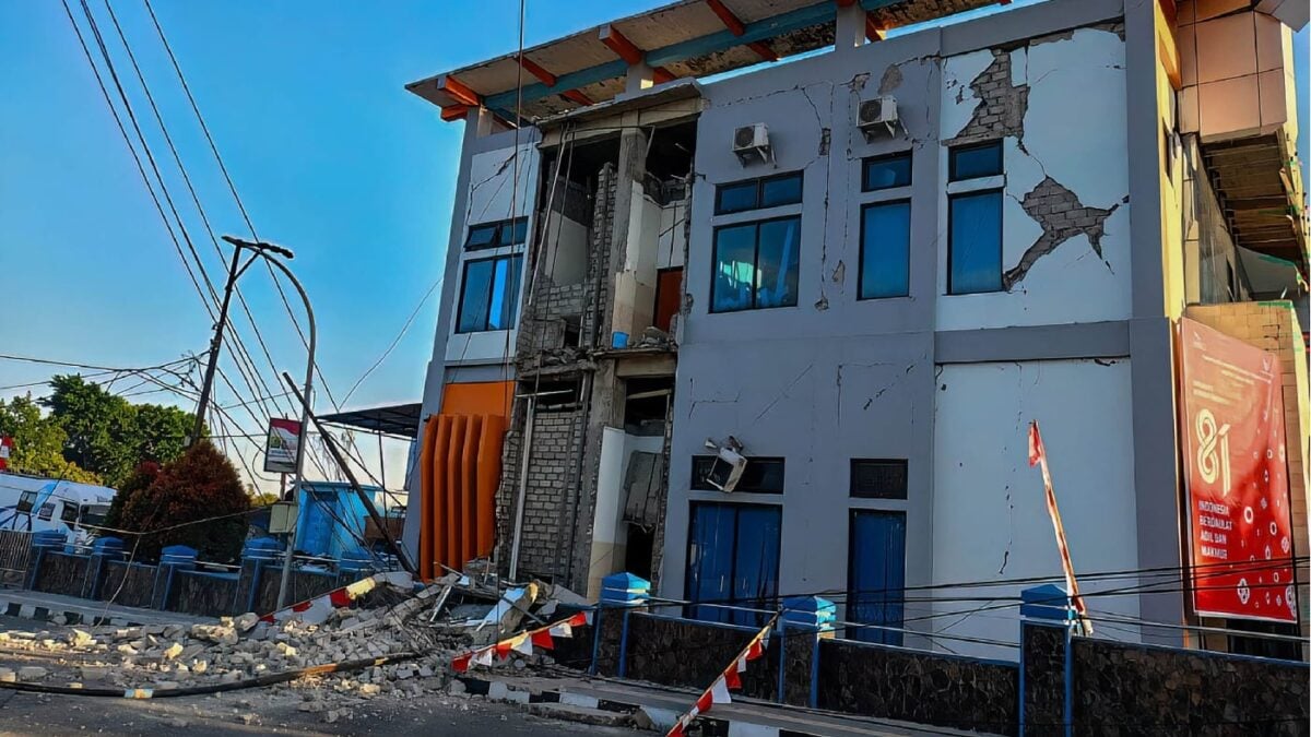 Σεισμός στην Ινδονησία: 100 νεκροί, πάνω από 73.000 σπίτια έχουν καταστραφεί 1 Σεισμός στην Ινδονησία: 100 νεκροί, πάνω από 73.000 σπίτια έχουν καταστραφεί