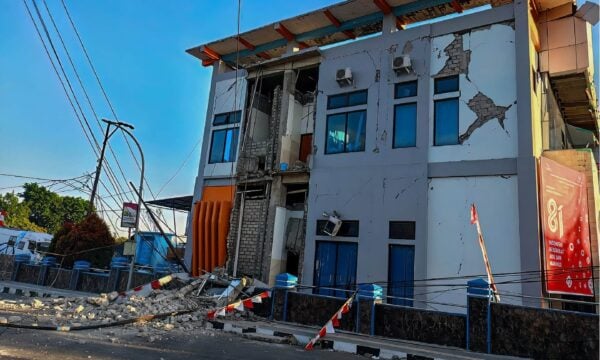 Σεισμός στην Ινδονησία: 100 νεκροί, πάνω από 73.000 σπίτια έχουν καταστραφεί