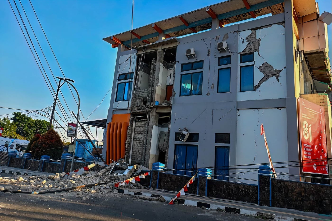 Σεισμός στην Ινδονησία: 100 νεκροί, πάνω από 73.000 σπίτια έχουν καταστραφεί