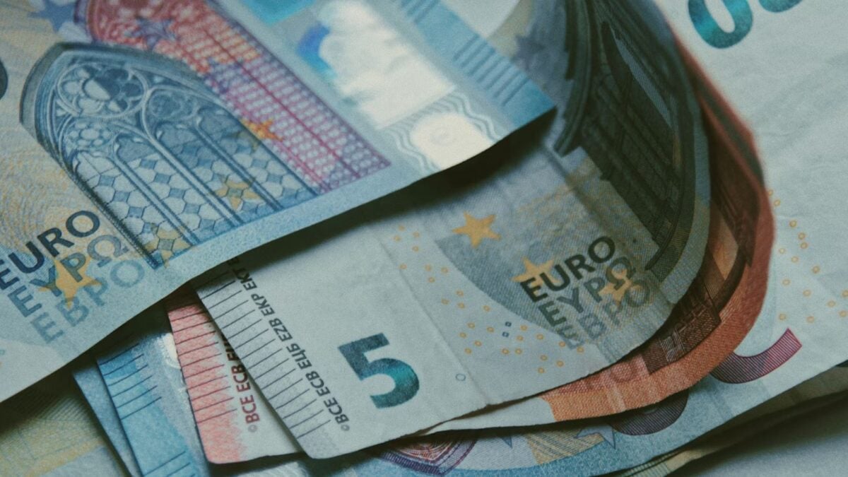 IRIS: Στο στόχαστρο της ΑΑΔΕ οι μεταφορές μικρών ποσών – Τι ισχύει για χαρτζιλίκια, γονικές παροχές και δωρεές