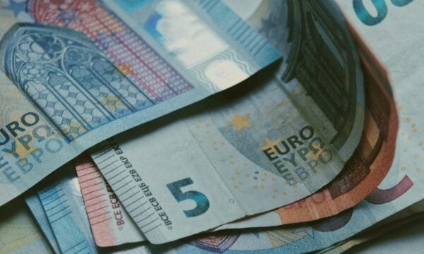 IRIS: Στο στόχαστρο της ΑΑΔΕ οι μεταφορές μικρών ποσών – Τι ισχύει για χαρτζιλίκια, γονικές παροχές και δωρεές