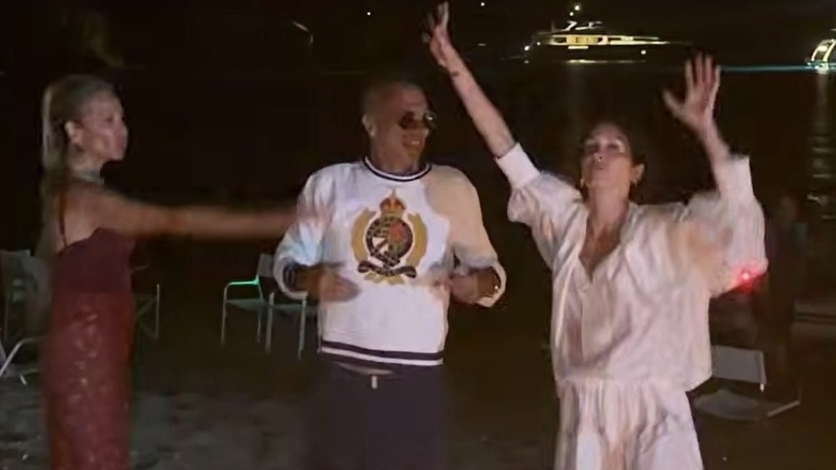 Η Άννα Βίσση χορεύει με τον Ηλία Ψινάκη και την κόρη της στην παραλία