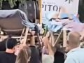 Πανηγύρι στον Μυλοπόταμο: Σήκωσαν κατάκοιτη γιαγιά με την ξαπλώστρα στα χέρια (Βίντεο)