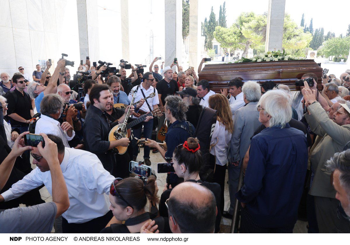 Κιθάρες στην κηδεία του Νίκου Καλογερόπουλου
