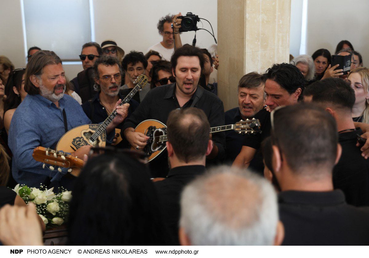Νίκος Καλογερόπουλος: Ο σύζυγος και ο γιος του στο τελευταίο «αντίο» – Το τραγούδι που του αφιέρωσαν