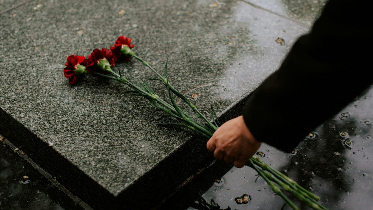 Ποιοι άνθρωποι καλό είναι να μην παρευρίσκονται σε κηδεία – 8 περιπτώσεις που μπορεί να προκαλέσουν ένταση 11 Κηδεία